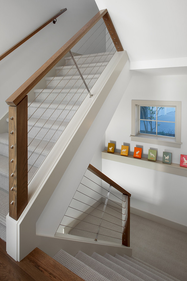 Свежая идея для дизайна: п-образная лестница в стиле неоклассика (современная классика) с ступенями с ковровым покрытием, ковровыми подступенками и перилами из тросов - отличное фото интерьера