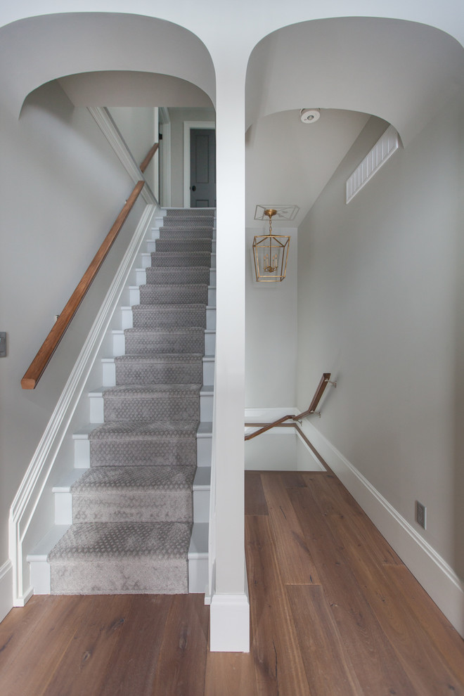 Diseño de escalera recta contemporánea de tamaño medio con barandilla de madera, escalones de madera pintada y contrahuellas de madera pintada