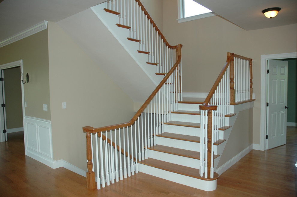 Foto de escalera en U campestre grande con escalones de madera, contrahuellas de madera pintada y barandilla de madera