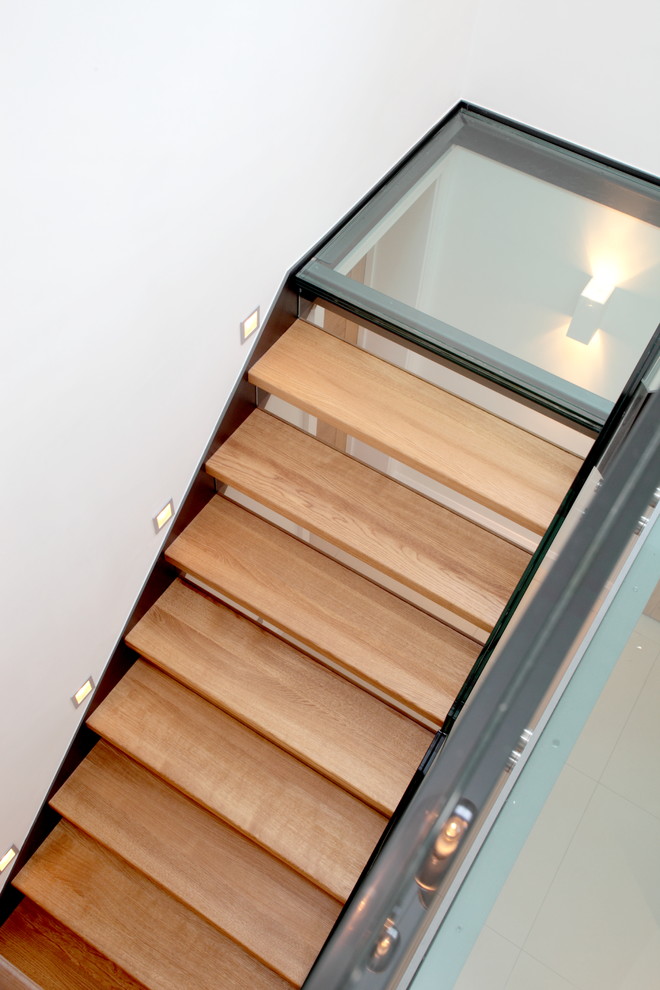 Идея дизайна: п-образная лестница среднего размера в современном стиле с деревянными ступенями и стеклянными подступенками