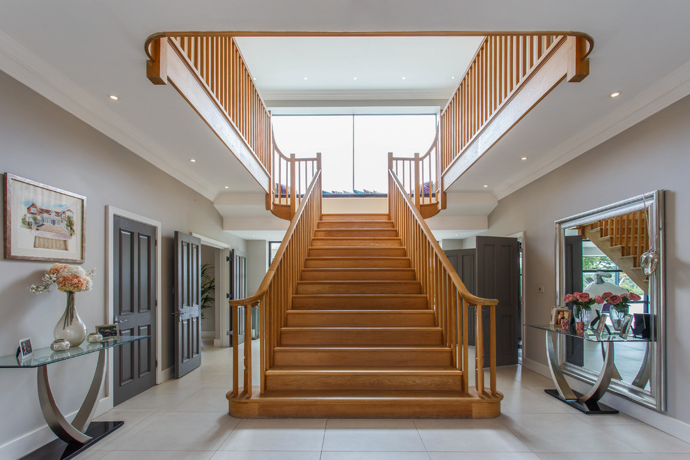 Imagen de escalera recta tradicional renovada con escalones de madera, contrahuellas de madera y barandilla de madera