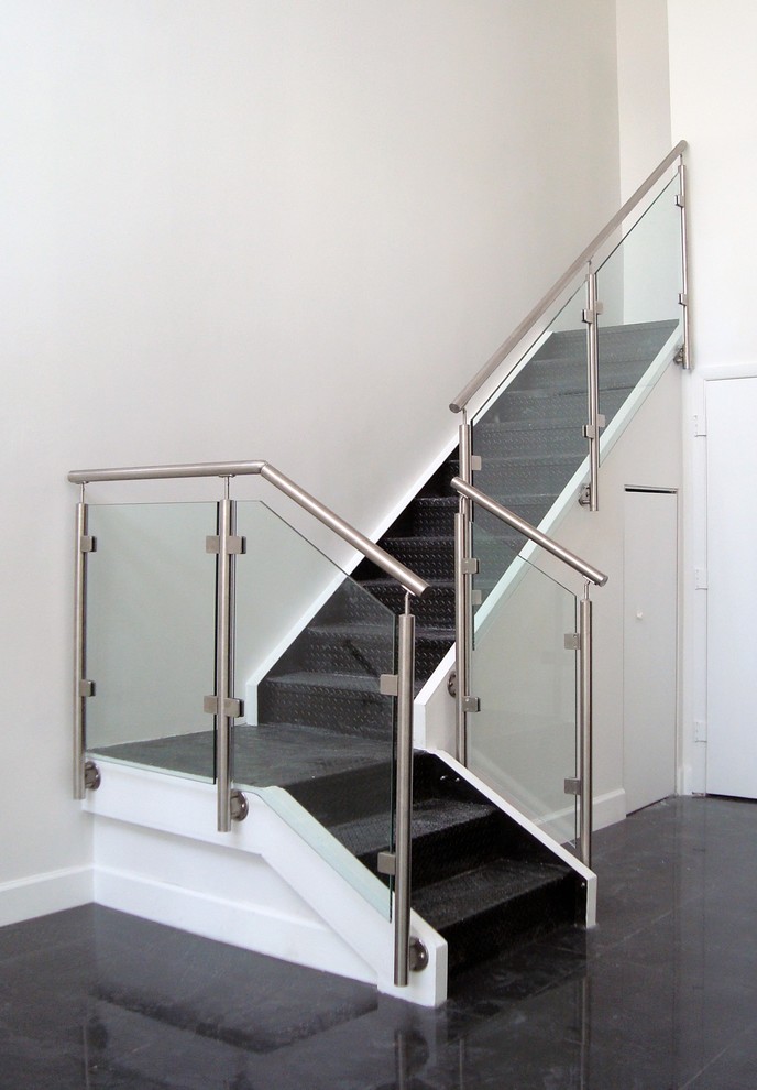 Idées déco pour un petit escalier contemporain en L avec un garde-corps en verre et des marches en acrylique.