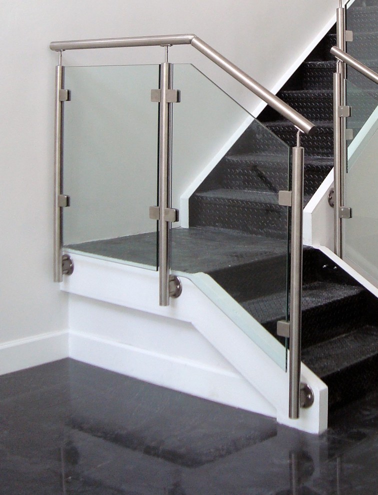 Foto de escalera en L contemporánea pequeña con barandilla de vidrio y escalones de acrílico