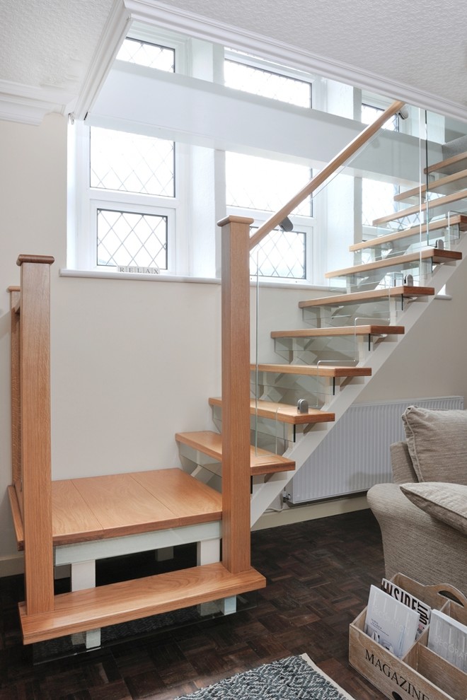 Источник вдохновения для домашнего уюта: угловая лестница среднего размера в современном стиле с деревянными ступенями, стеклянными подступенками и деревянными перилами