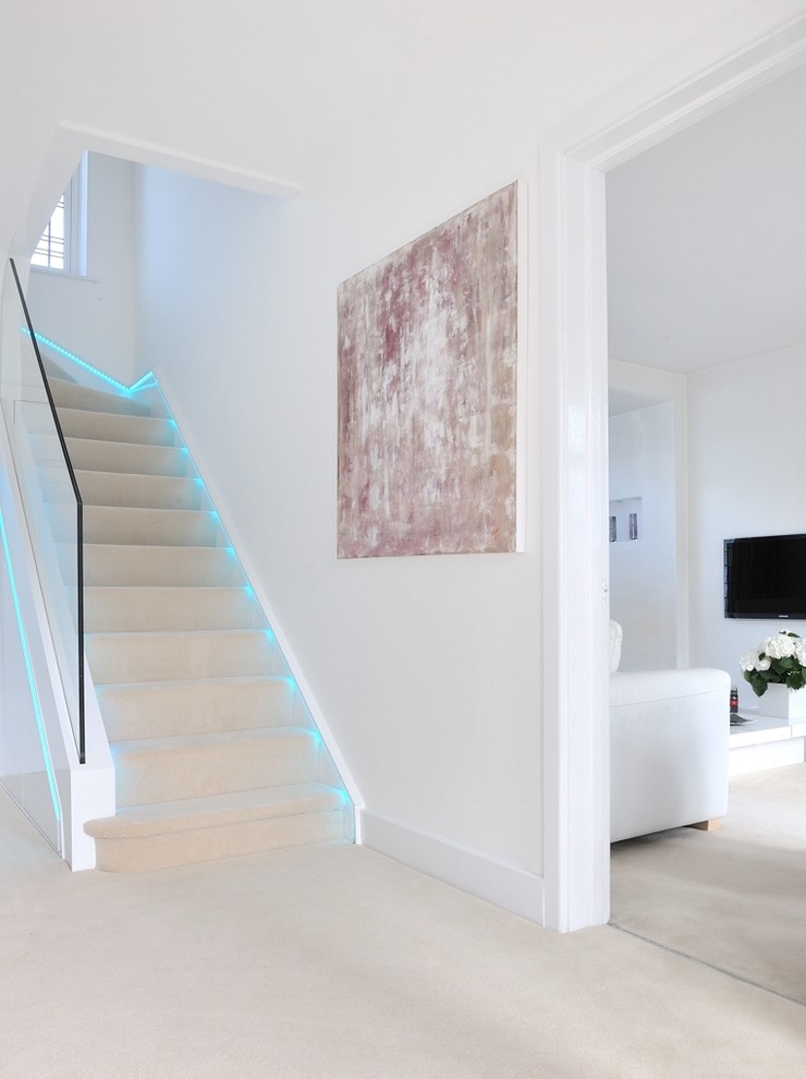 Großes Modernes Treppengeländer Glas in U-Form mit Teppich-Treppenstufen und Teppich-Setzstufen in Cardiff