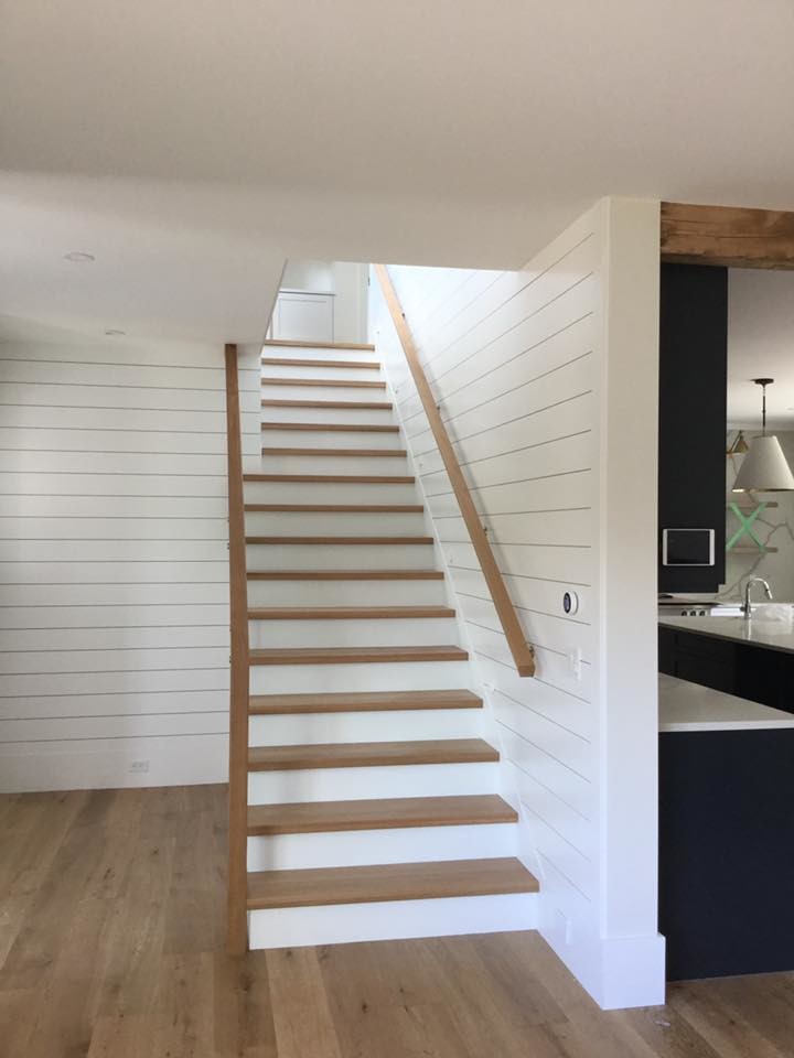 Gerade, Mittelgroße Moderne Holztreppe mit gebeizten Holz-Setzstufen und Mix-Geländer in Vancouver