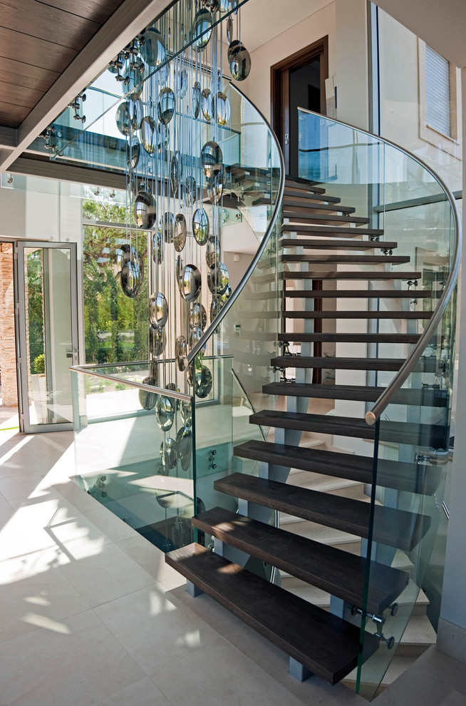 Aménagement d'un escalier sans contremarche courbe contemporain avec des marches en bois.