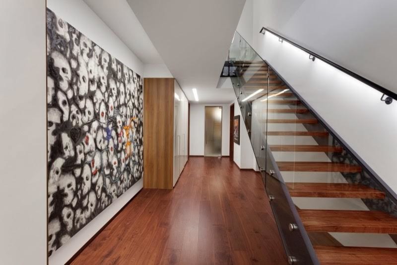 Foto de escalera recta contemporánea de tamaño medio sin contrahuella con escalones de madera y barandilla de vidrio