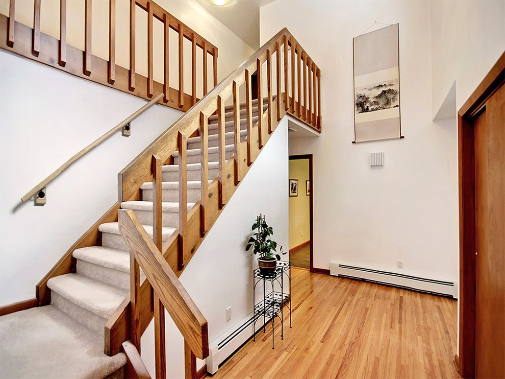 Große Moderne Treppe in L-Form mit Teppich-Treppenstufen und Teppich-Setzstufen in New York