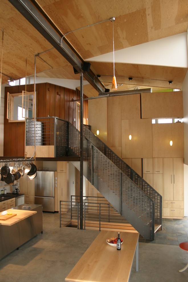 Пример оригинального дизайна: прямая лестница в современном стиле с деревянными ступенями без подступенок