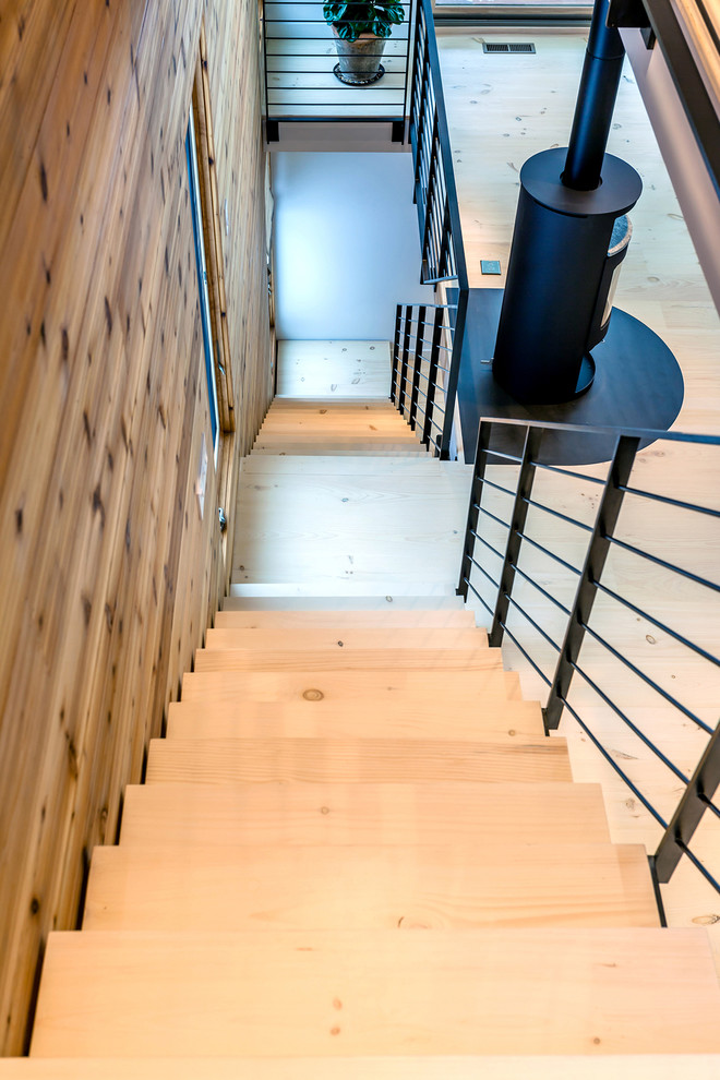 Aménagement d'un escalier sans contremarche droit contemporain de taille moyenne avec des marches en bois.