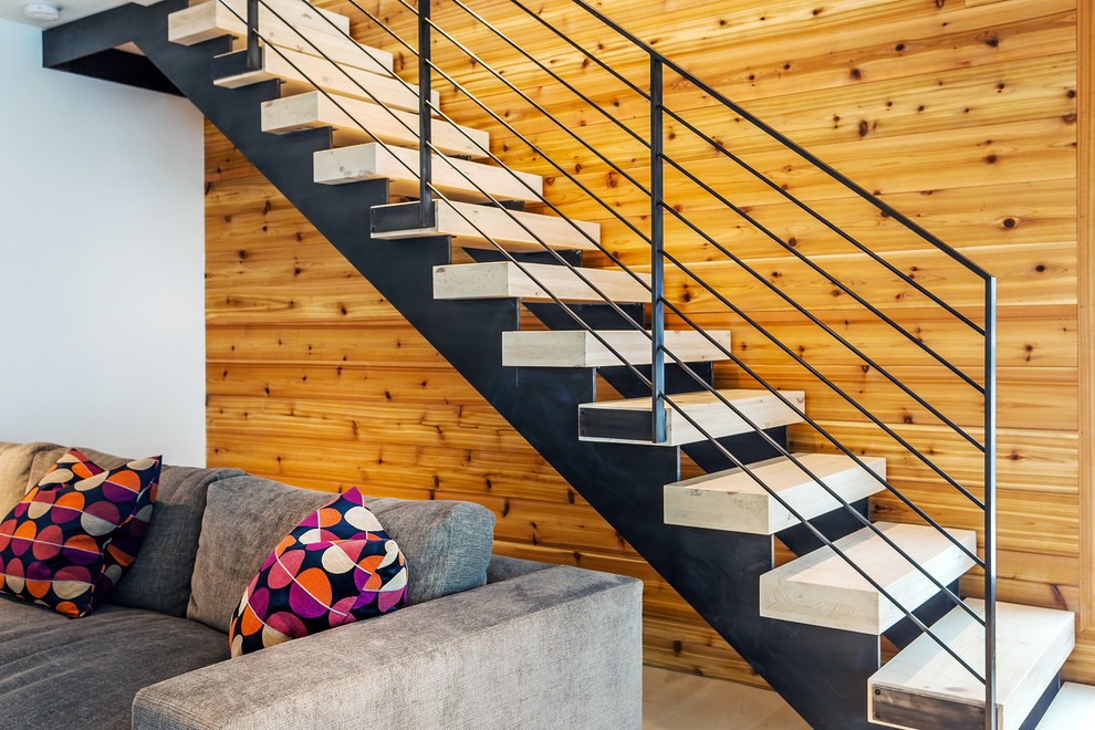 Foto de escalera recta actual de tamaño medio sin contrahuella con escalones de madera