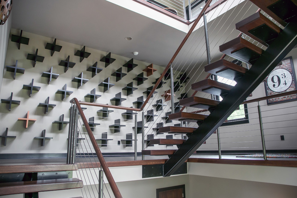 ミルウォーキーにあるラグジュアリーな広いコンテンポラリースタイルのおしゃれな階段 (ワイヤーの手すり) の写真