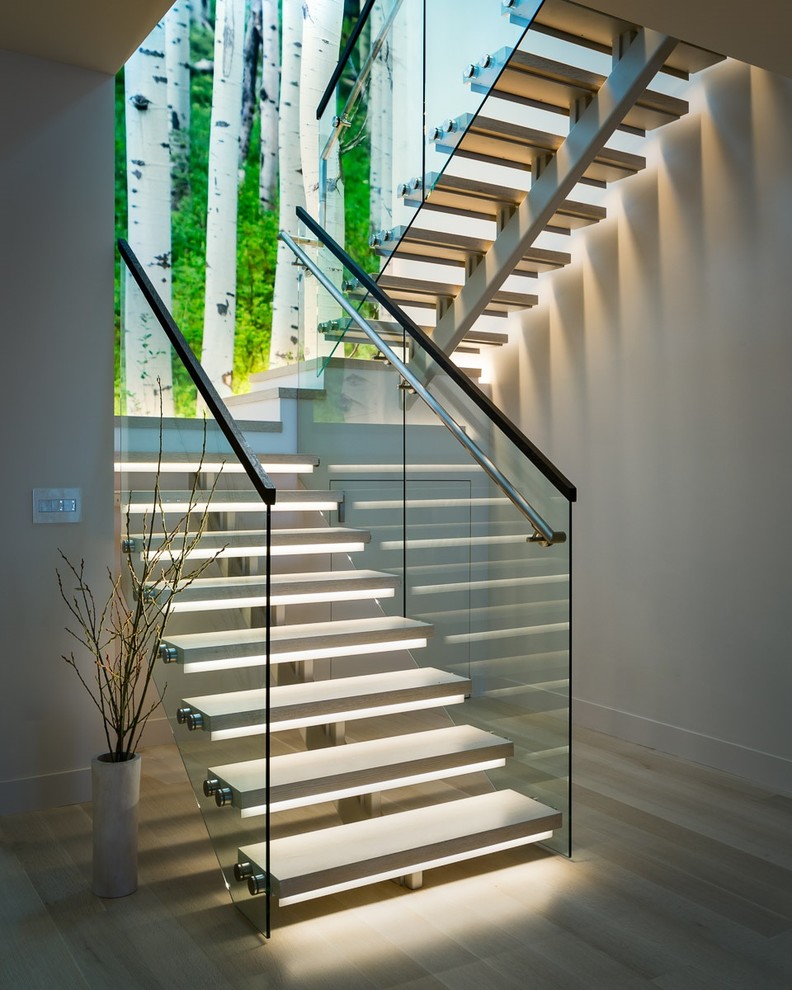 На фото: п-образная лестница среднего размера в современном стиле без подступенок