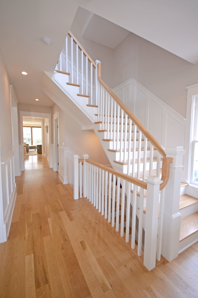 Идея дизайна: угловая лестница среднего размера в стиле кантри с деревянными ступенями, крашенными деревянными подступенками и деревянными перилами