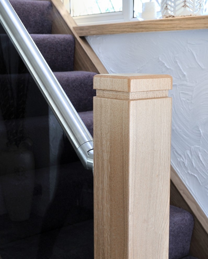 Foto de escalera recta contemporánea de tamaño medio con escalones enmoquetados, contrahuellas de madera y barandilla de madera
