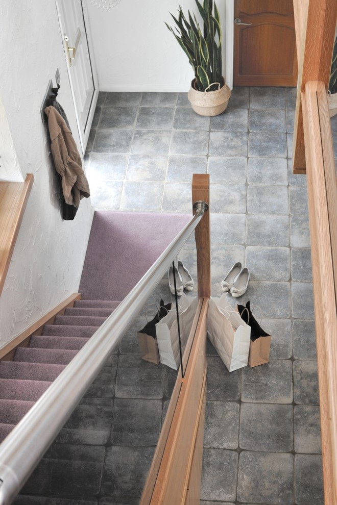 Inspiration pour un escalier droit design de taille moyenne avec des marches en moquette, des contremarches en bois et un garde-corps en bois.