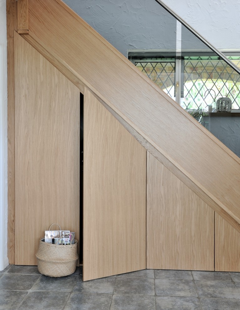 Idée de décoration pour un escalier droit design de taille moyenne avec des marches en moquette, des contremarches en bois et un garde-corps en bois.