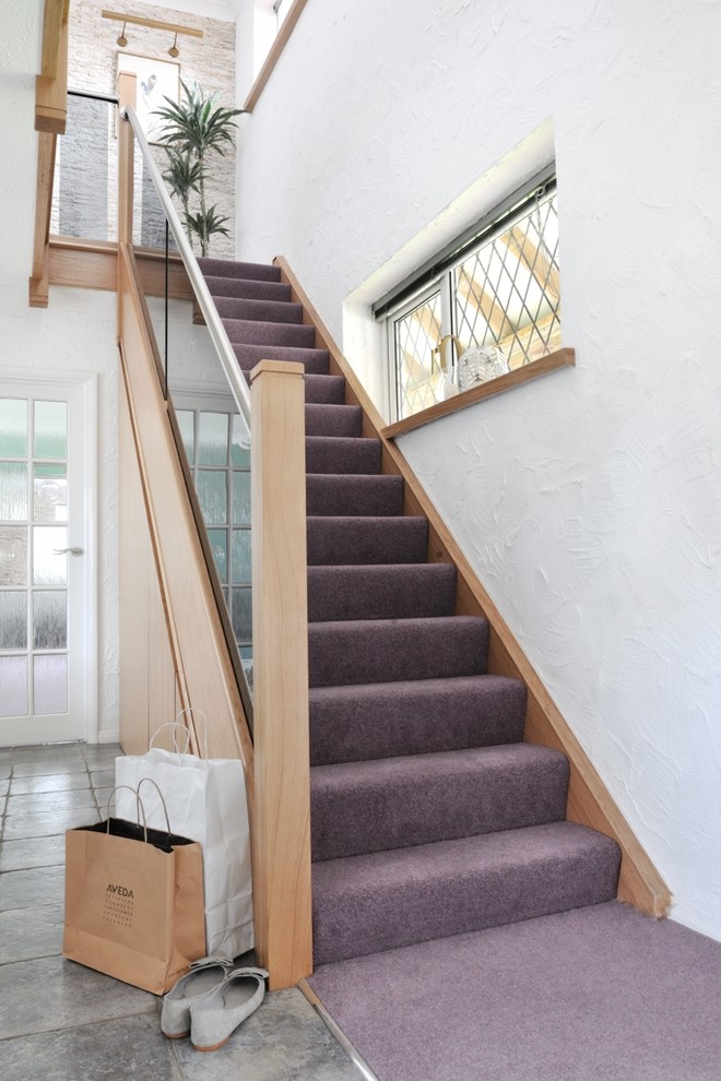 Gerades, Mittelgroßes Modernes Treppengeländer Holz mit Teppich-Treppenstufen und Holz-Setzstufen in Surrey