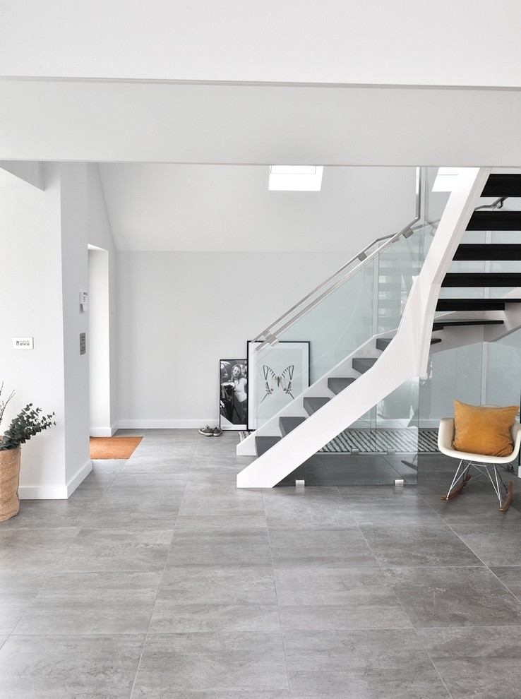Mittelgroße Moderne Holztreppe in L-Form mit Metall-Setzstufen und Stahlgeländer in Cardiff