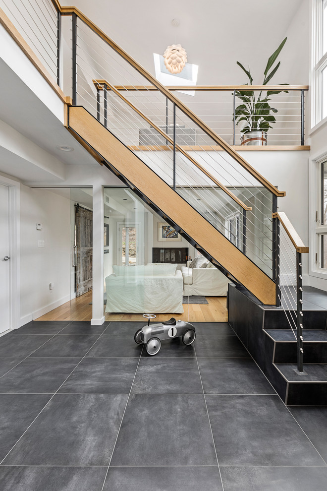 Mittelgroße Moderne Holztreppe in L-Form mit Drahtgeländer und offenen Setzstufen in New York