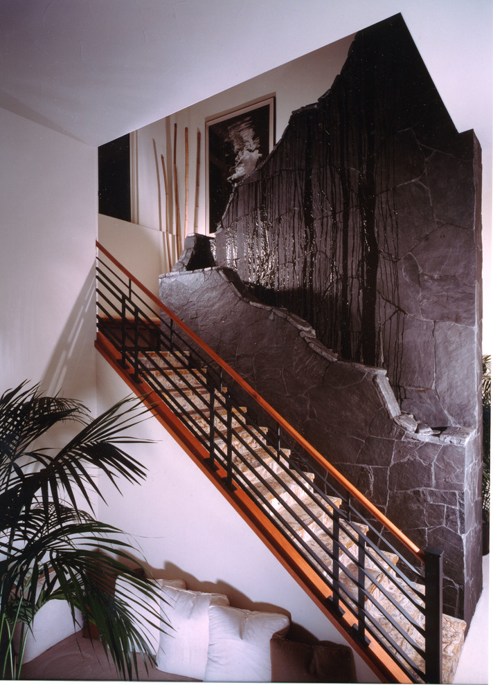 Пример оригинального дизайна: огромная прямая лестница в восточном стиле с мраморными ступенями, подступенками из мрамора и перилами из смешанных материалов
