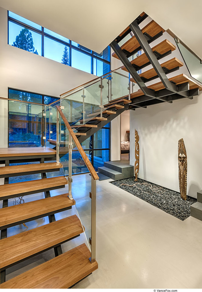 Источник вдохновения для домашнего уюта: лестница на больцах, среднего размера в современном стиле с деревянными ступенями