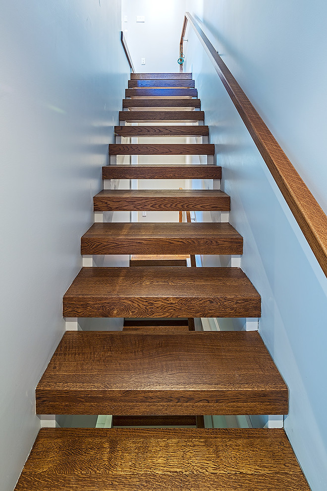 Foto de escalera recta contemporánea pequeña sin contrahuella con escalones de madera