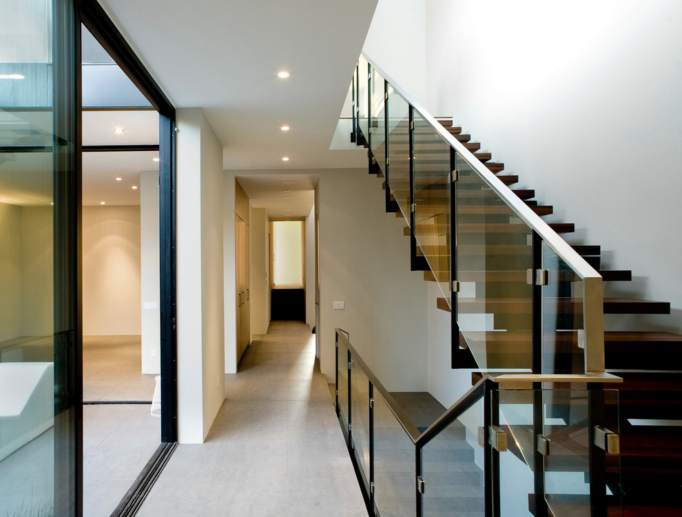 Свежая идея для дизайна: лестница в современном стиле с деревянными ступенями без подступенок - отличное фото интерьера