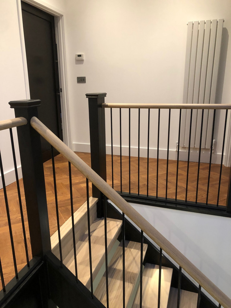 Стильный дизайн: прямая лестница среднего размера в современном стиле с деревянными ступенями и перилами из смешанных материалов без подступенок - последний тренд