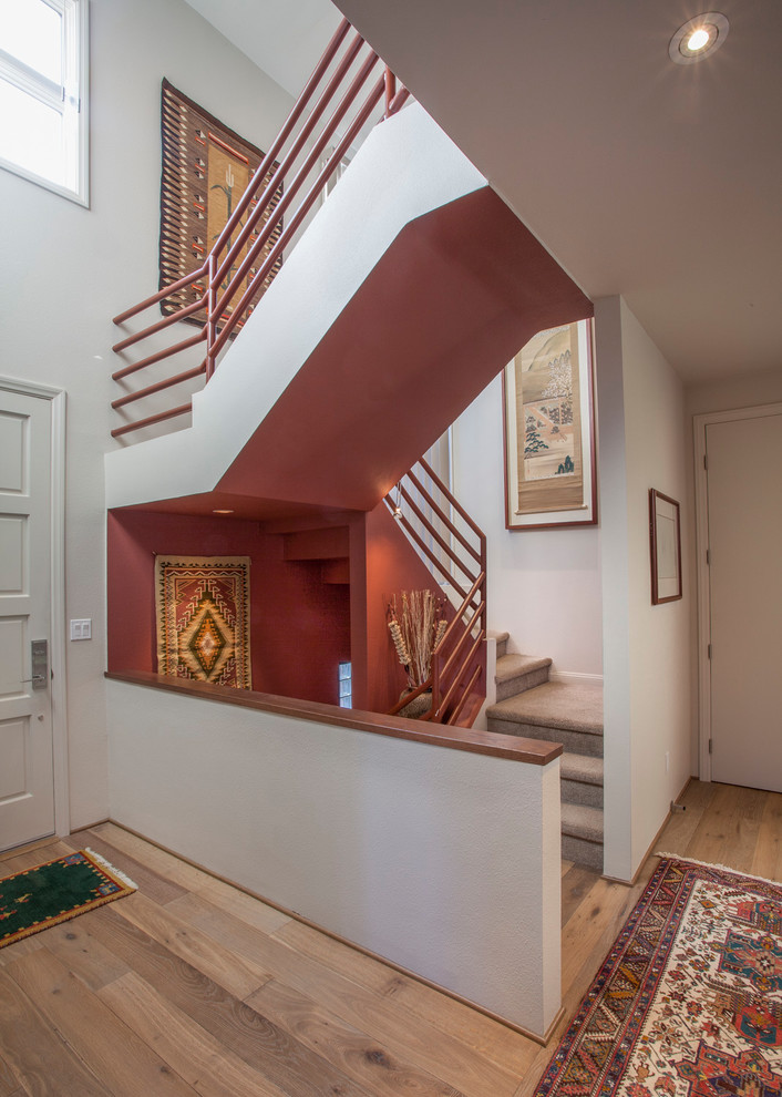 Идея дизайна: п-образная лестница в стиле фьюжн с ступенями с ковровым покрытием, ковровыми подступенками и металлическими перилами