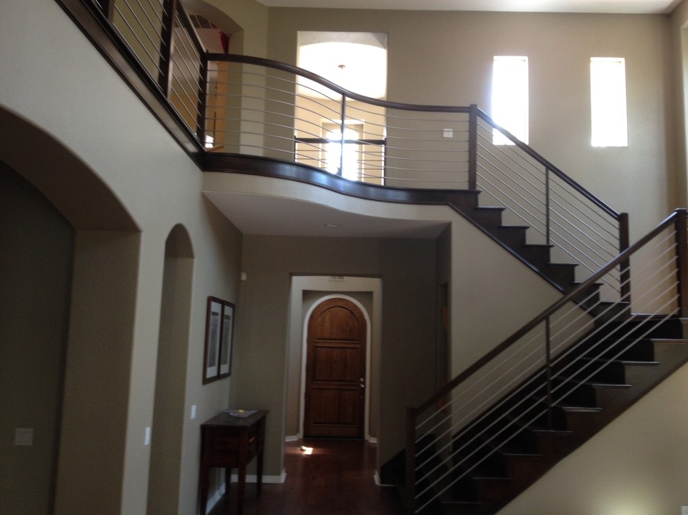 Idée de décoration pour un escalier courbe design de taille moyenne.