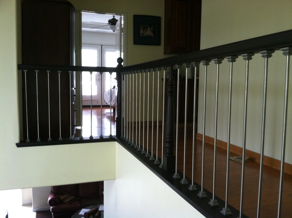 Exempel på en mellanstor modern svängd trappa