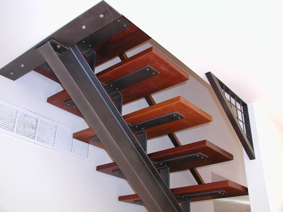 На фото: прямая лестница среднего размера в стиле лофт с деревянными ступенями без подступенок с