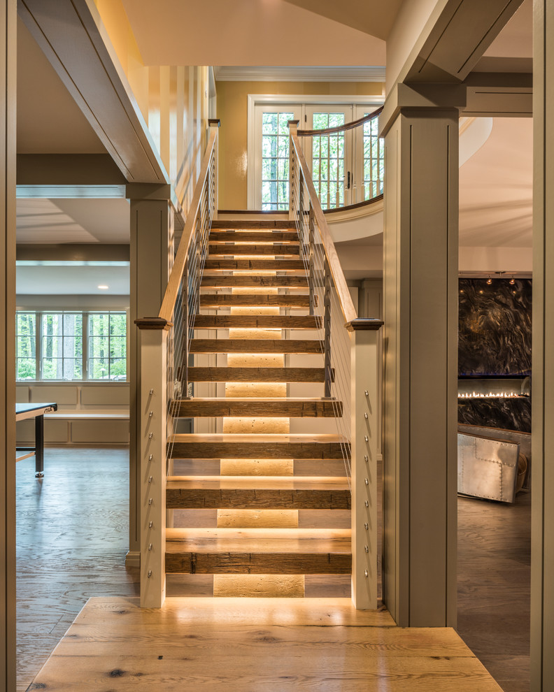 Exemple d'un très grand escalier droit tendance avec des marches en bois et des contremarches en béton.