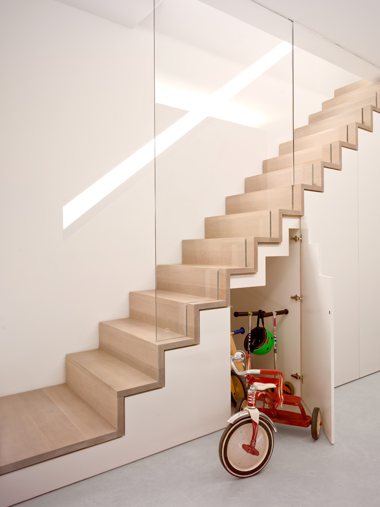 Стильный дизайн: прямая деревянная лестница в современном стиле с деревянными ступенями и кладовкой или шкафом под ней - последний тренд