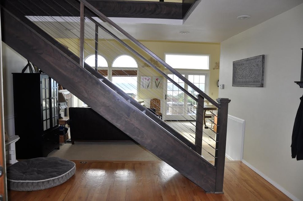 Пример оригинального дизайна: лестница на больцах, среднего размера в стиле рустика с деревянными ступенями и перилами из смешанных материалов без подступенок