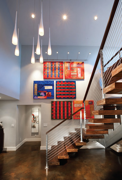 На фото: лестница в современном стиле с деревянными ступенями и перилами из смешанных материалов