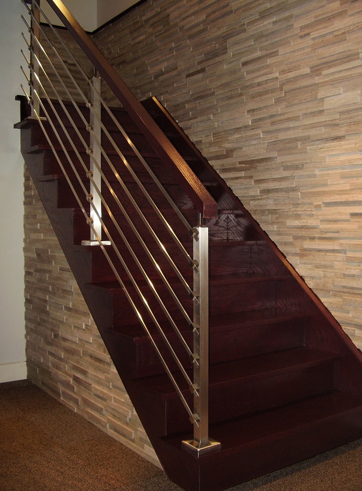 Diseño de escalera recta contemporánea de tamaño medio con escalones de madera y contrahuellas de madera