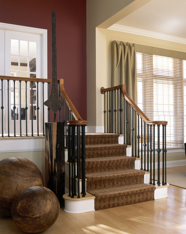 На фото: прямая лестница среднего размера в современном стиле с ступенями с ковровым покрытием и ковровыми подступенками