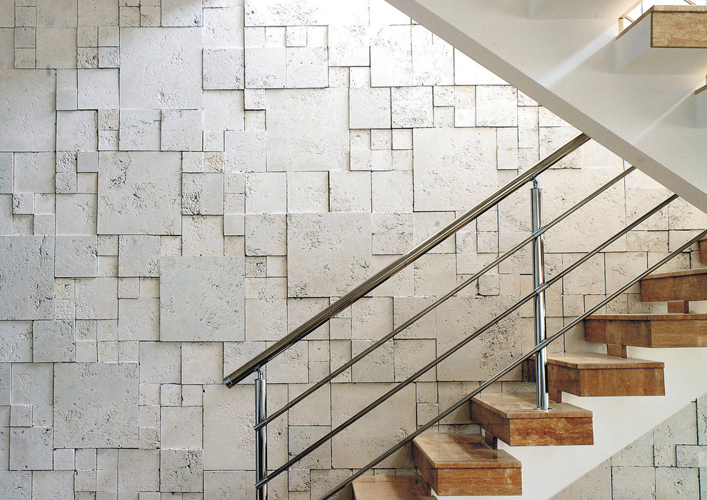 Réalisation d'un escalier droit design de taille moyenne avec des marches en bois, des contremarches en bois et éclairage.