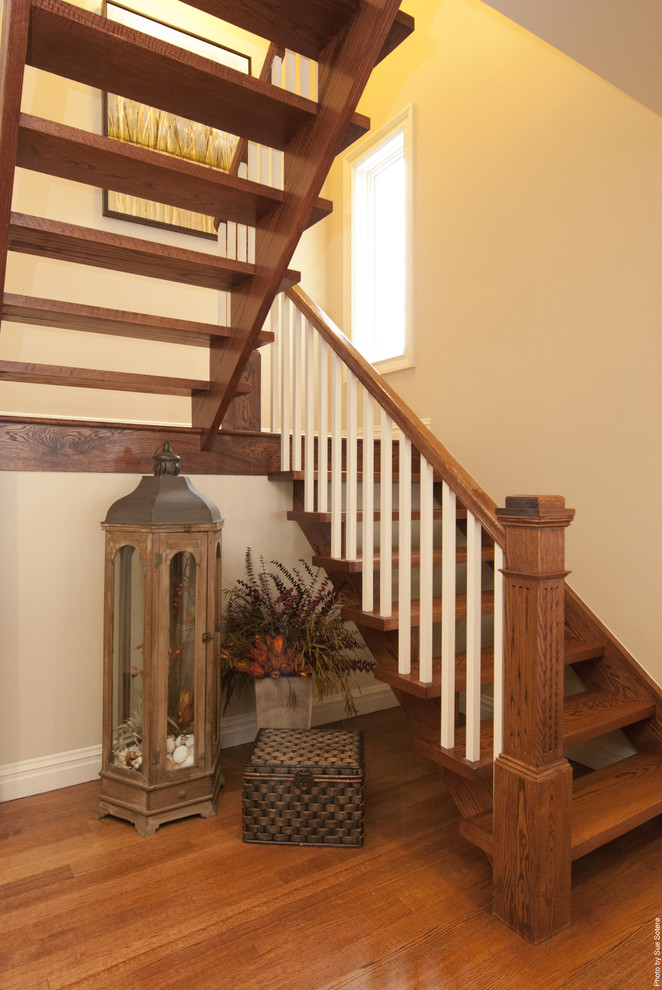 На фото: лестница в современном стиле с деревянными ступенями без подступенок с