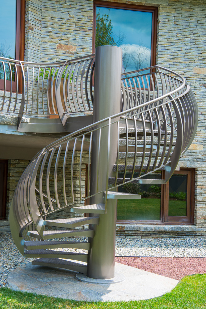 Cette photo montre un escalier tendance avec des marches en métal.