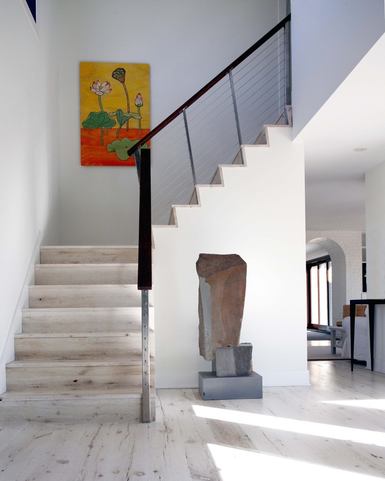 Diseño de escalera contemporánea con barandilla de cable