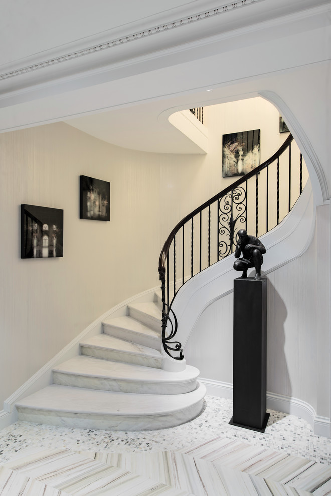 Идея дизайна: изогнутая лестница в современном стиле
