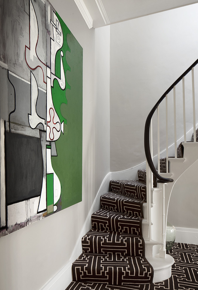 Inspiration pour un escalier peint courbe design avec des marches en bois peint et rangements.