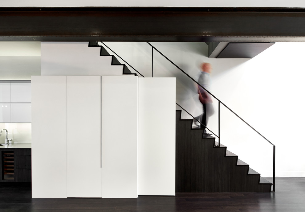 На фото: прямая деревянная лестница в современном стиле с деревянными ступенями