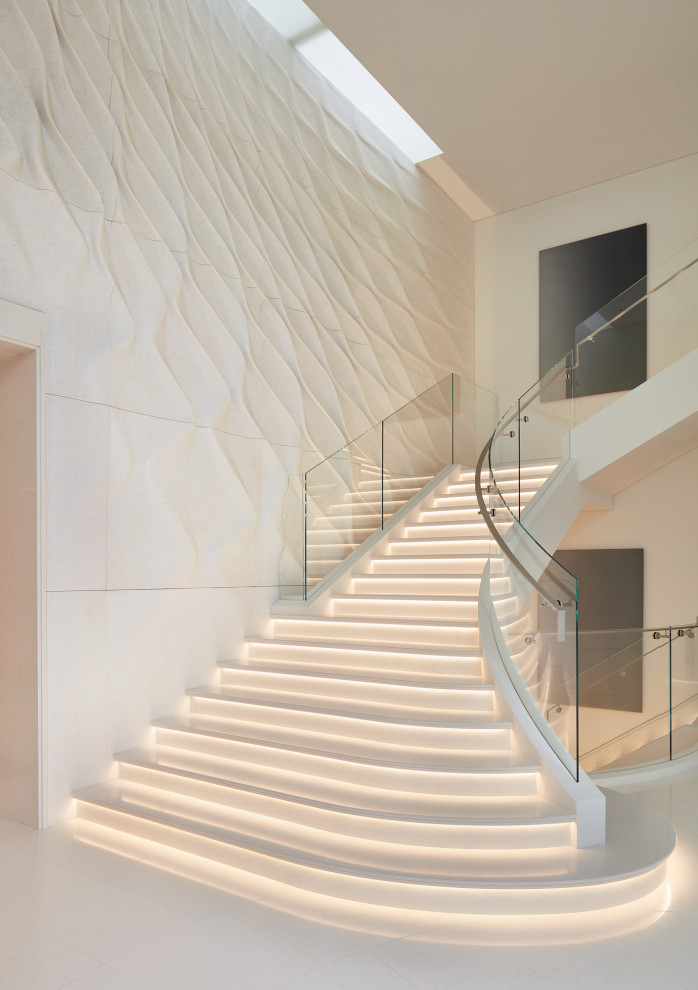 Свежая идея для дизайна: огромная прямая лестница в современном стиле с стеклянными перилами - отличное фото интерьера