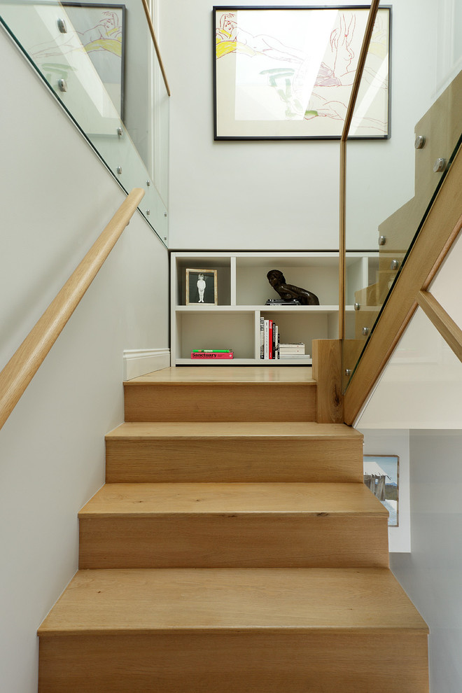 Inspiration pour un escalier design en U avec des marches en bois, des contremarches en bois et palier.