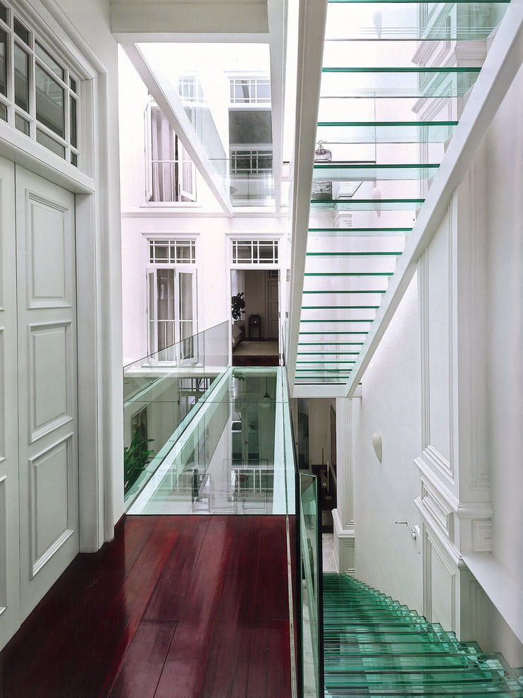 Gerade Moderne Glastreppe mit offenen Setzstufen in Singapur